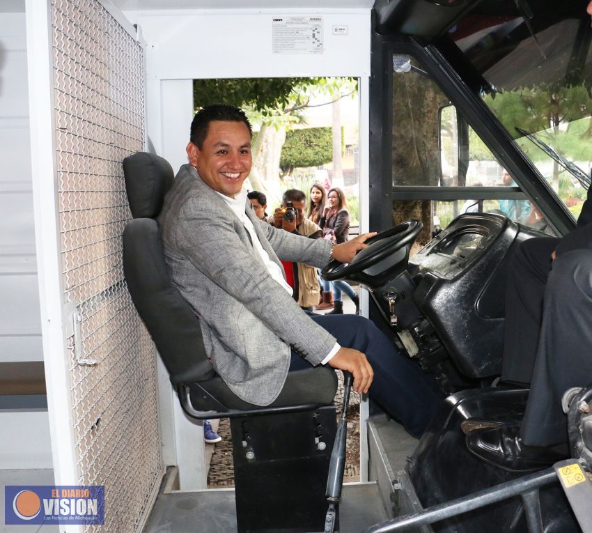 Entregó Víctor Manríquez unidad de transporte al departamento de limpia 