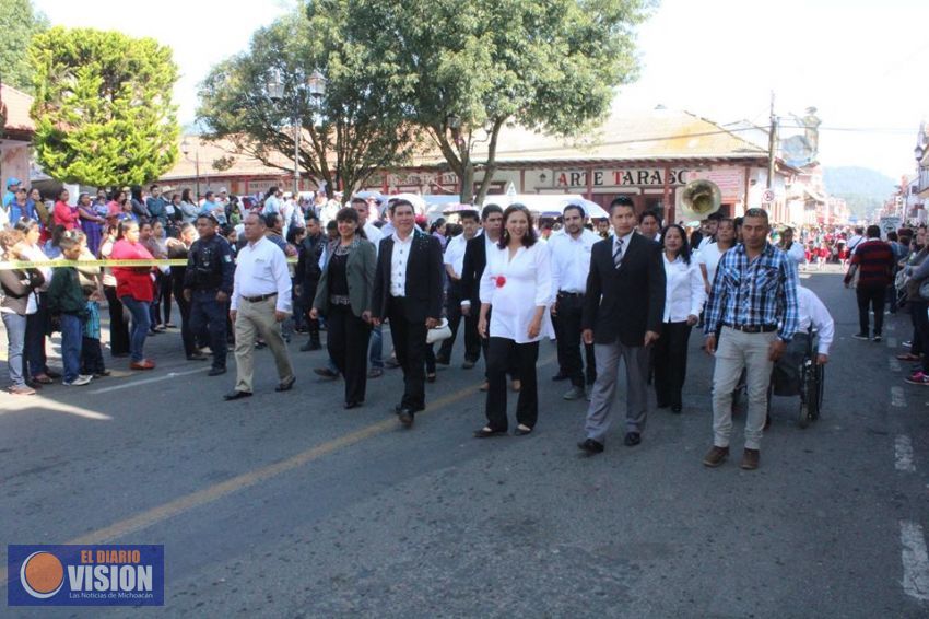 Realizan el tradicional desfile en Paracho 