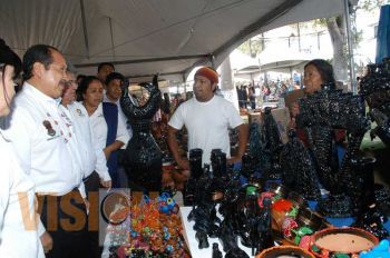 Inaugura Leonel Godoy Tianguis Artesanal Domingo de Ramos