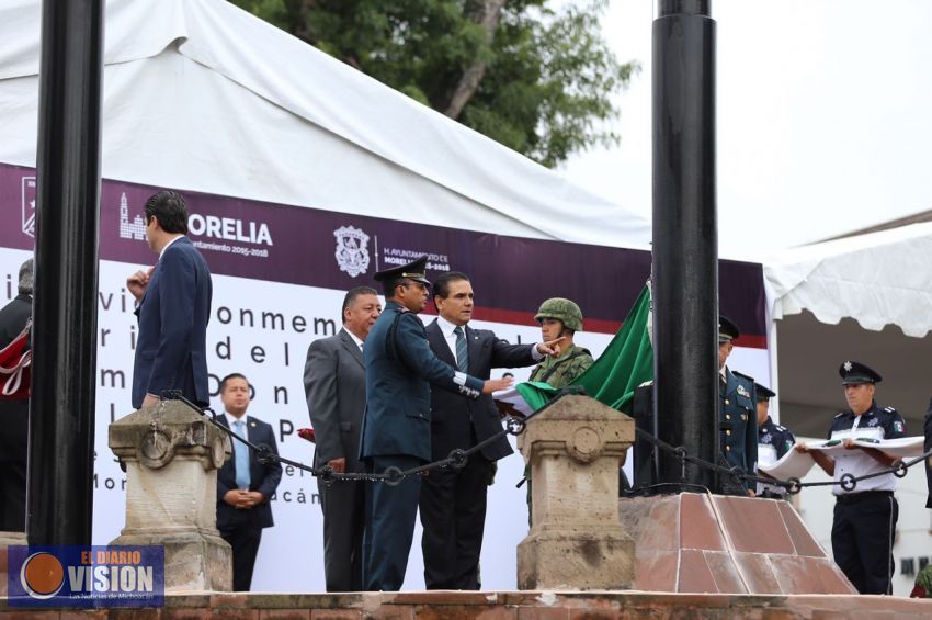 Encabeza Gobernador izamiento de Bandera Nacional en Morelia