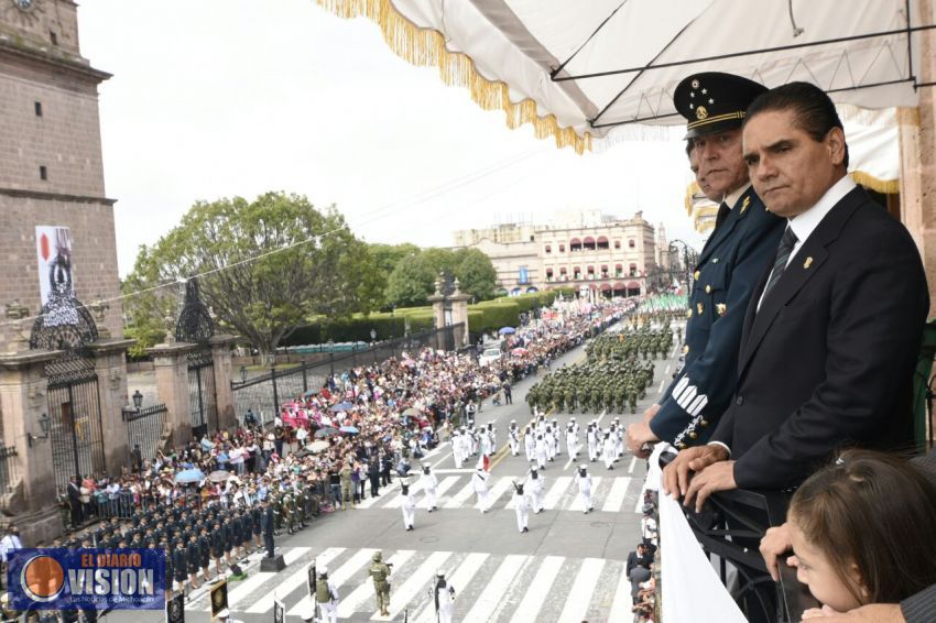 Gobernador y titular de Sedena presencian desfile conmemorativo al CCLI aniversario del natalicio