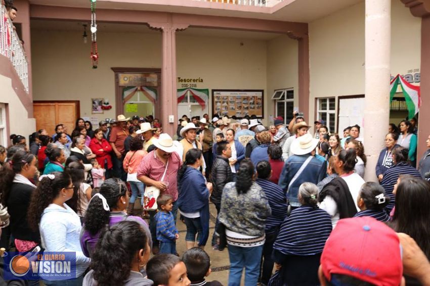 Alcalde de Coeneo recibe visita de cortesía por parte de la comunidad indígena y cargueros
