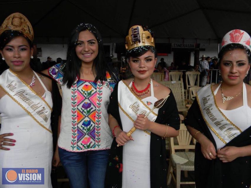 Apoya Araceli Saucedo con lonas a los artesanos en la Feria de la Silla en Opopeo