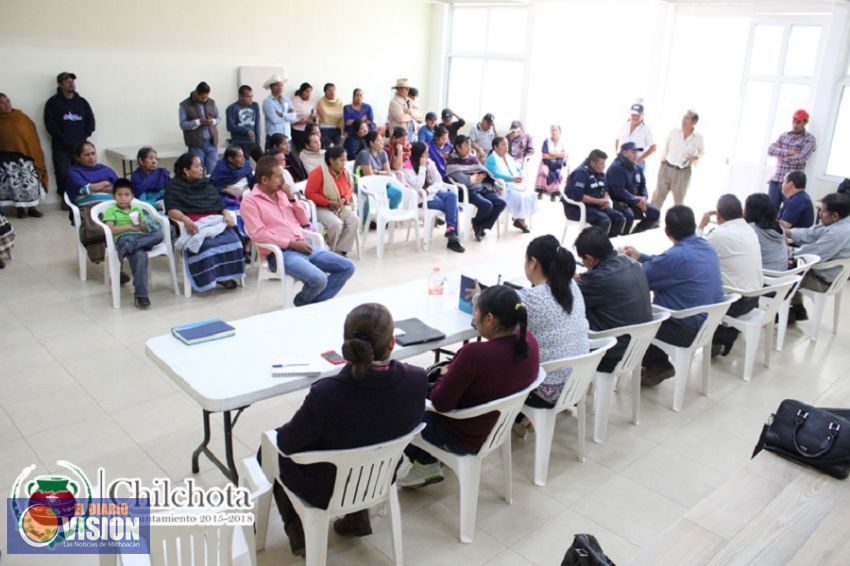 Se reúne Ayuntamiento de Chilchota y padres de normalistas 