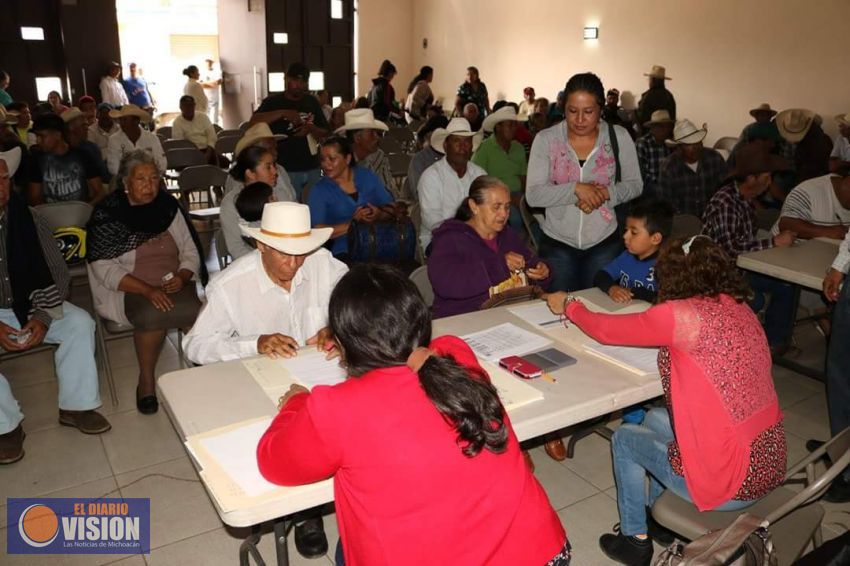 Edil de Coeneo entrega apoyos por pérdida a 105 productores agrícolas 