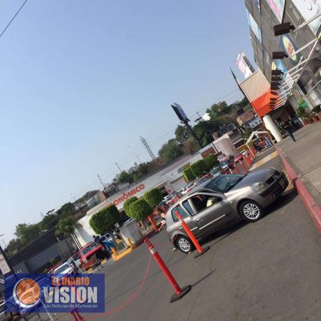 Reportan balacera en Walmart La Huerta 