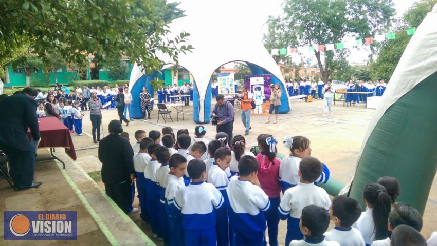 Ernesto Núñez promueve la ciencia en estudiantes de primaria