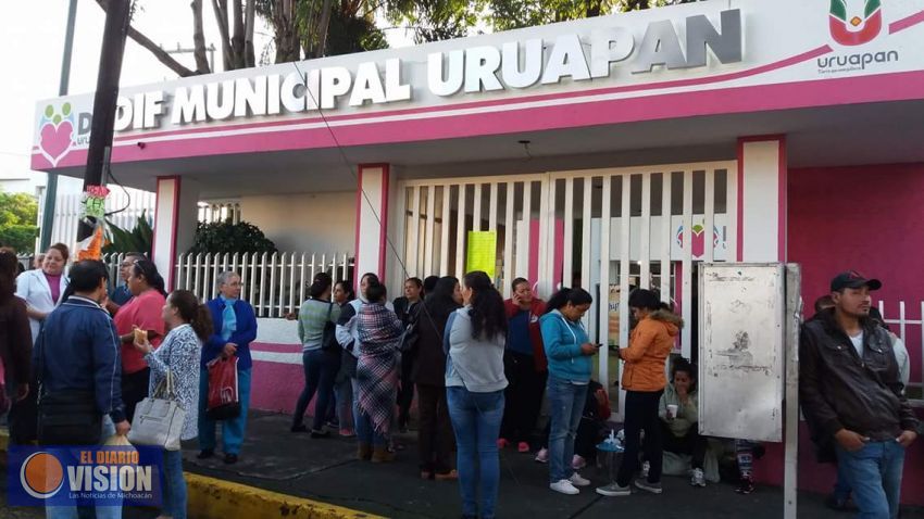 Damnificados por las lluvias mantienen tomada Presidencia de Uruapan
