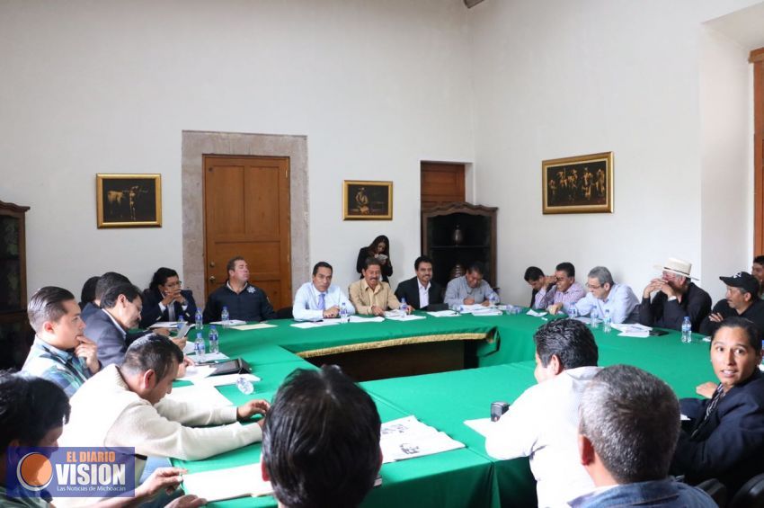 Revisan Adrián López avances de obras y acciones de comunidades indígenas