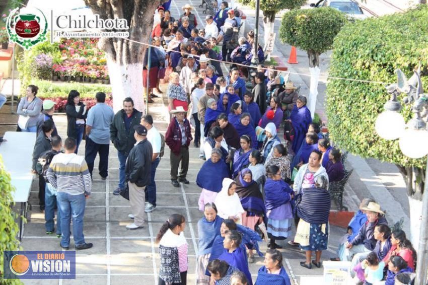 Artesanos de Chilchota realizan exposición en portales del Centro