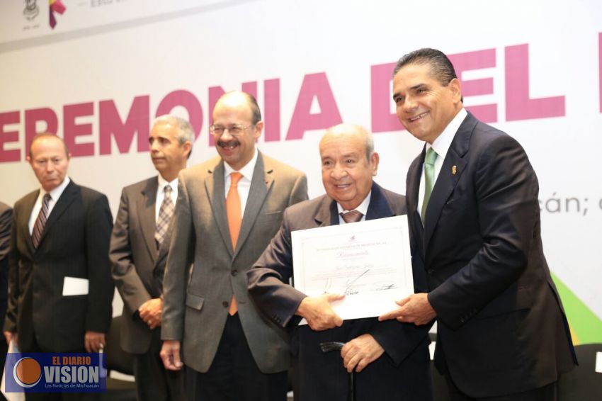 Celebra Silvano Aureoles Día del Notario