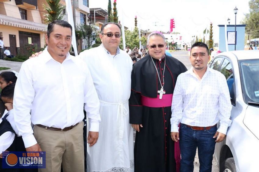 Reciben en Coeneo a Monseñor Herculano Medina para presenciar Ceremonias religiosas