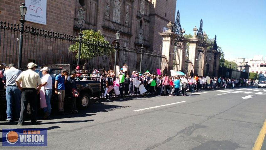 Antorchistas protestan, frente a Palacio de Gobierno