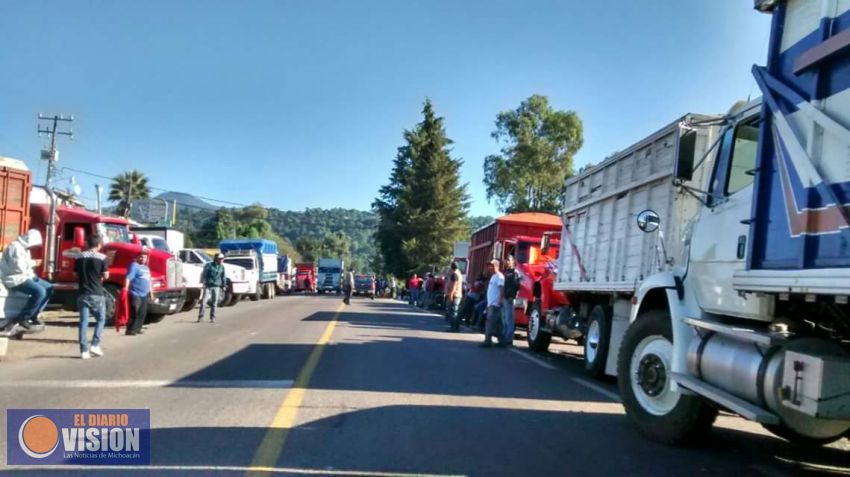  Sigue el bloqueo en los accesos de Uruapan