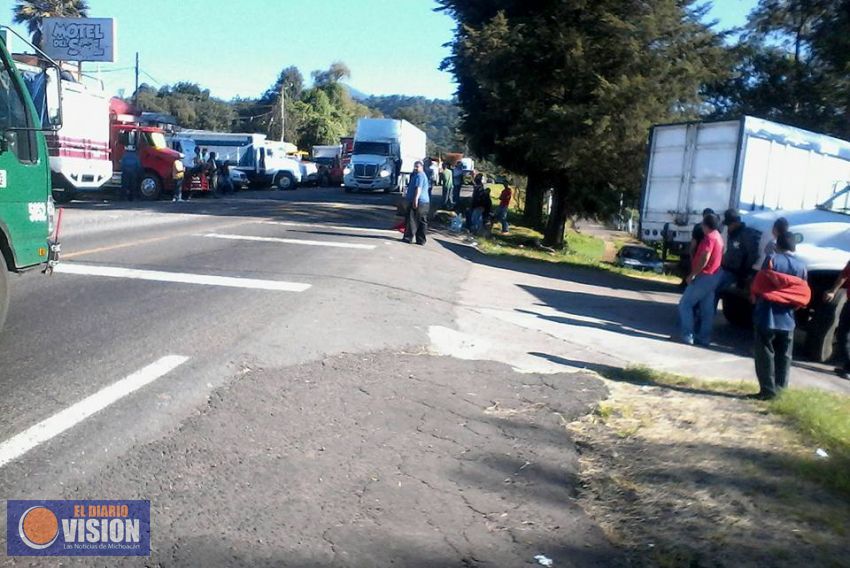 Sigue el bloqueo en los accesos a Uruapan, aguacateros presionan