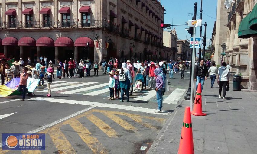 Nuevamente normalistas se apoderan de la avenida Madero