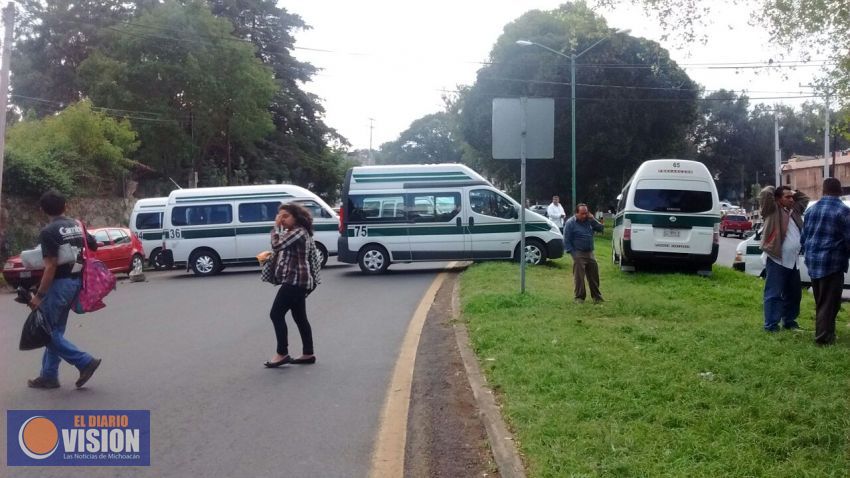 Transportistas sitian Pátzcuaro, exigen solución a Cocotra