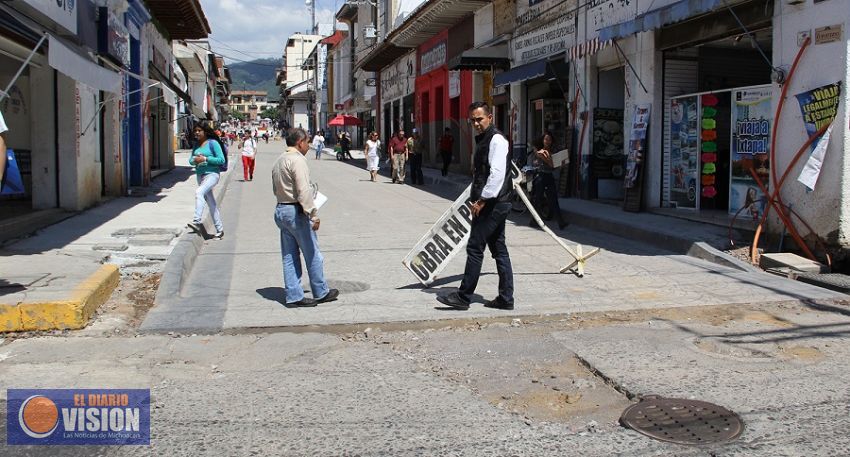 Supervisan arroyo vehicular y guarniciones de concreto hidráulico de la calle Cupatitzio en Uruapan