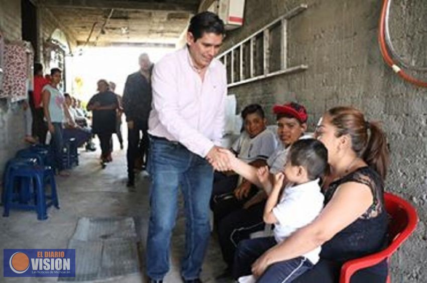 Entrega Ernesto Núñez más útiles escolares en colonias necesitadas
