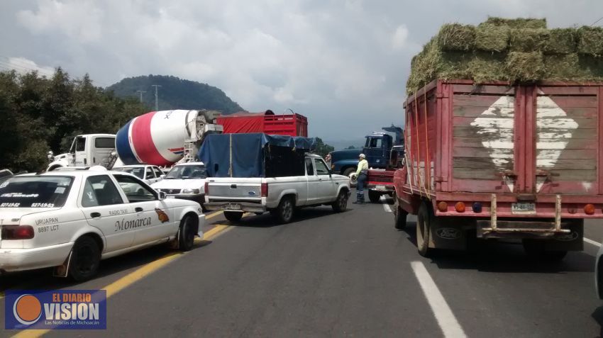 Aguacateros recrudecen  bloqueos en los accesos