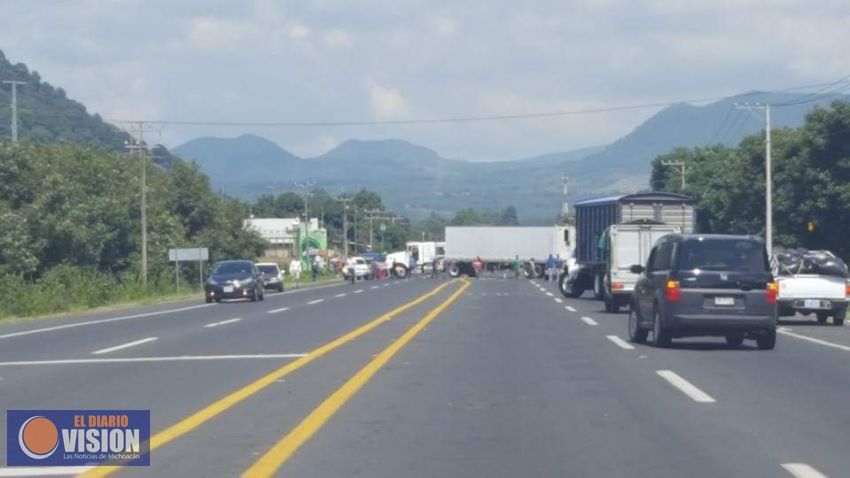 Vuelven a bloquear carretera Uruapan- Paracho