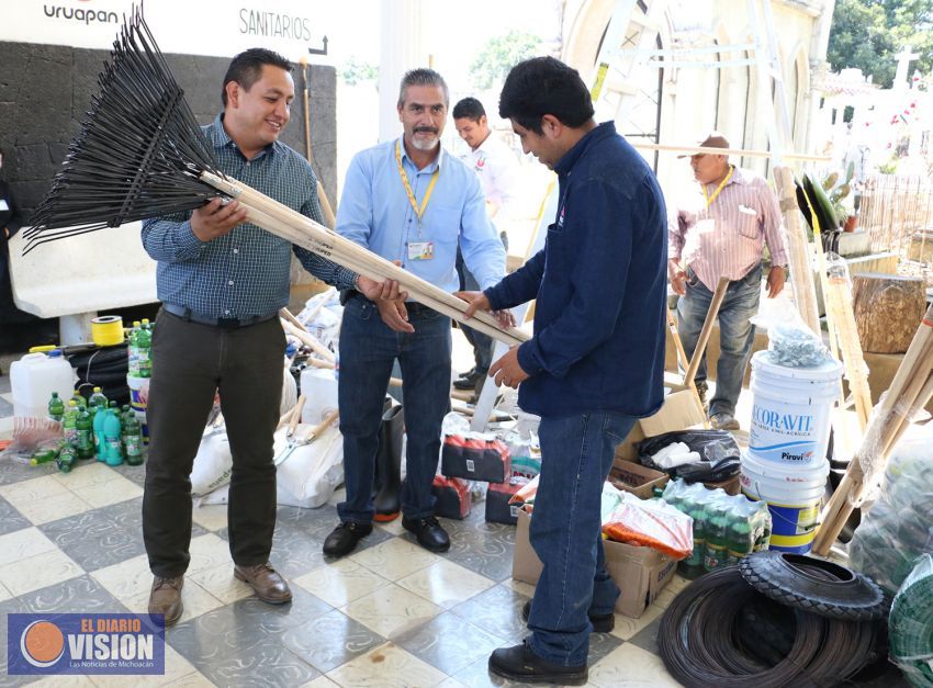 Alistan en Uruapan preparativos en el panteón municipal para el Día de Muertos