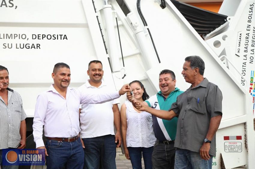 Ayuntamiento de Parácuaro entrega camión para recolección de basura municipal