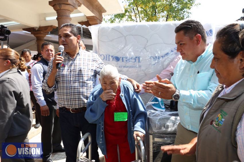 Entrega Gobernador apoyos y enseres domésticos a damnificados de Uruapan