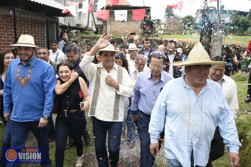 Clausura Gobernador la XLV Concurso Artístico de la Raza Purhépecha