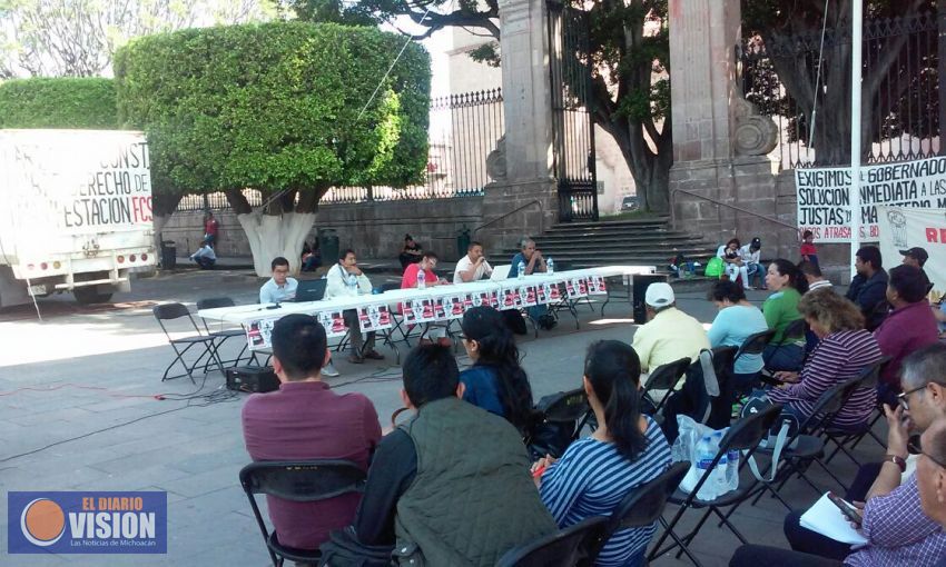 Maestros del Frente Civico Social en contra de la ley antimarchas.