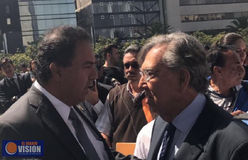 Lupo Hernández acompaña a  Cuauhtémoc Cárdenas en acto luctuoso del General Lázaro Cárdenas