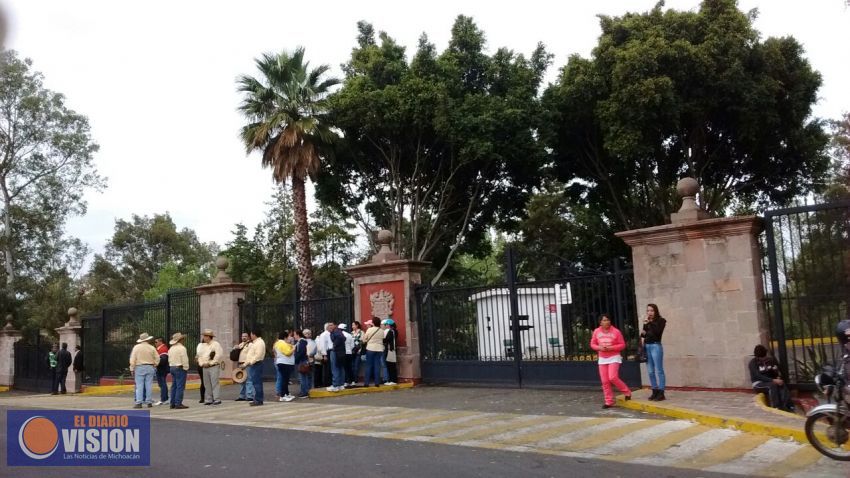 Protestan afuera de Casa de Gobierno