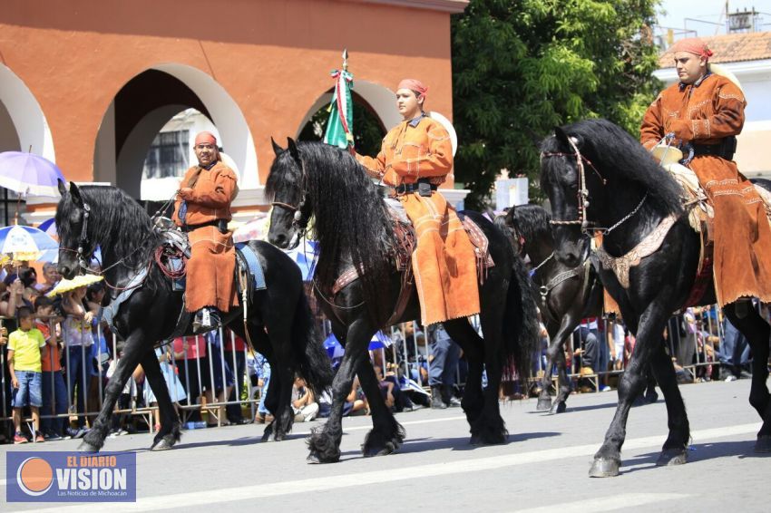 Miles de familias , disfrutan Desfile en Apatzingan