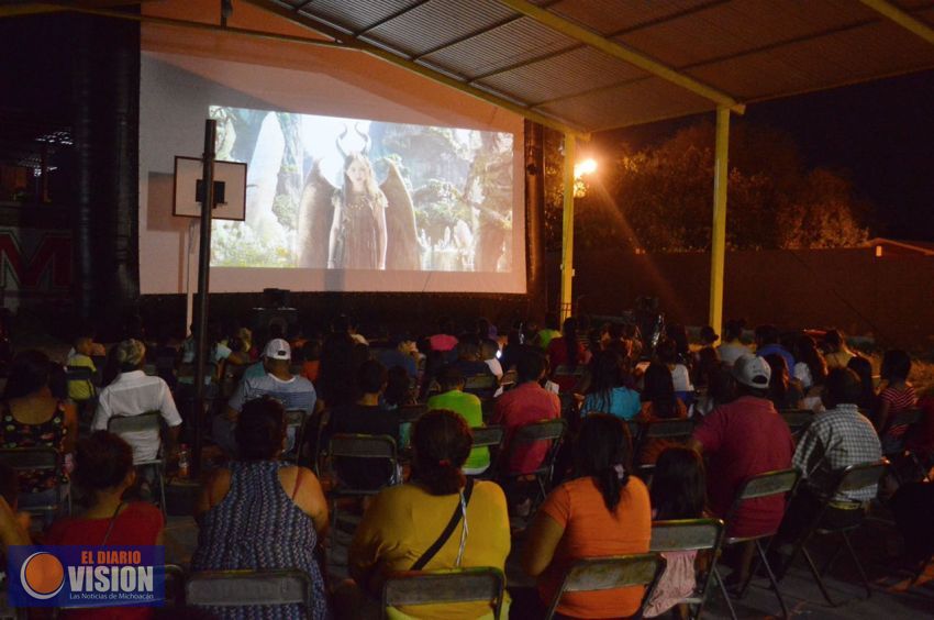 Cine bajo las estrellas continúa su recorrido; anoche llegó a Úspero, Parácuaro