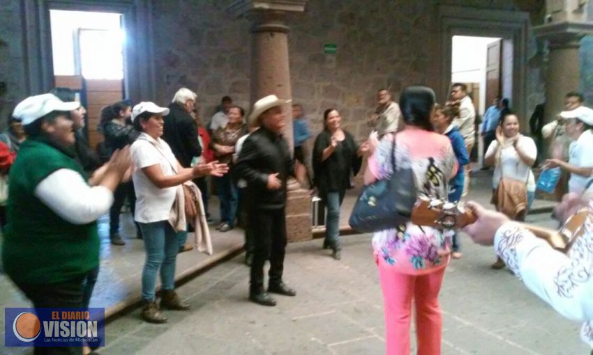 A ritmo de mariachi, Regidor Salvador Arvizu celebra cumpleaños.