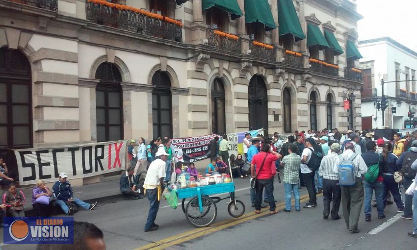CNTE y organizaciones sociales bloquean Congreso del Estado