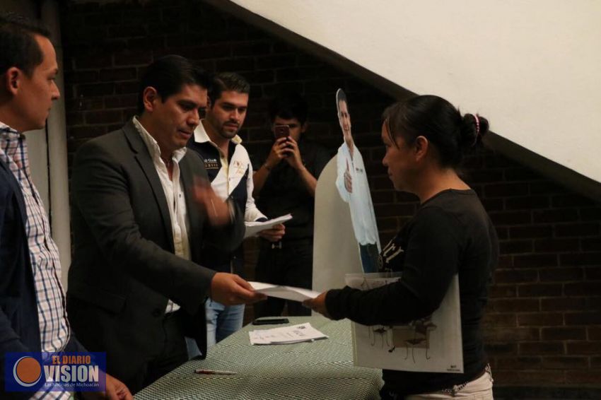 Ernesto Núñez entrega apoyos para familias necesitadas en Morelia