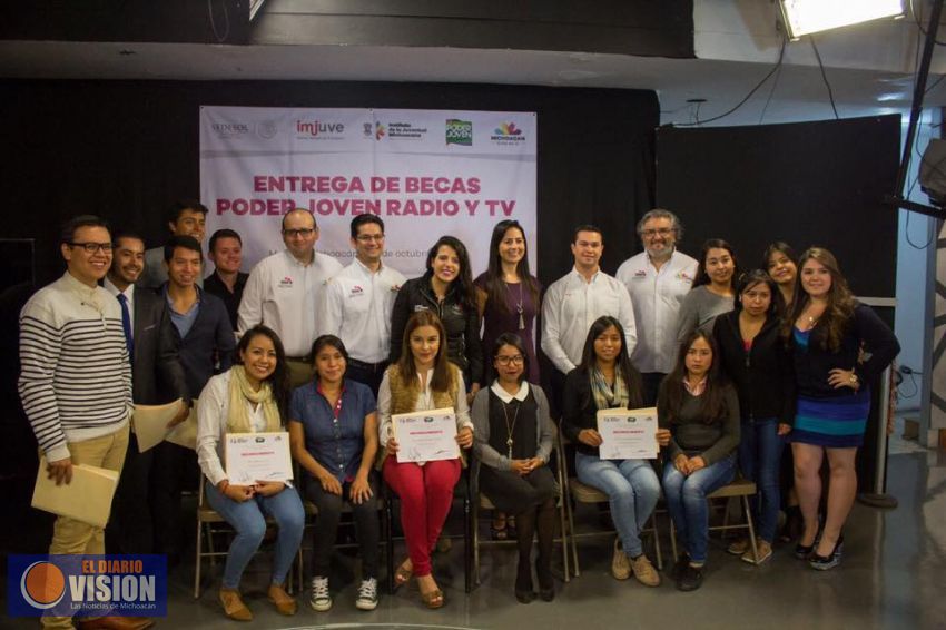 Entregan 180 mil Pesos a jóvenes locutores