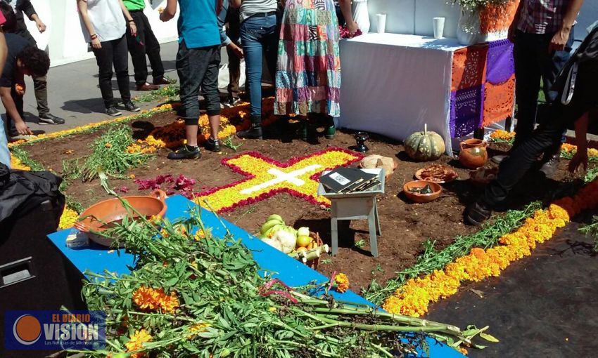 Universidad Montrer elabora altares de dia de muertos.