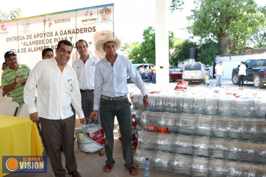 Entrega Elías Ibarra apoyos a productores y campesinos de Huetamo