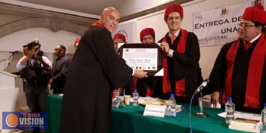Gerardo Torres recibió la distinción Honoris Causa de la UNAC 
