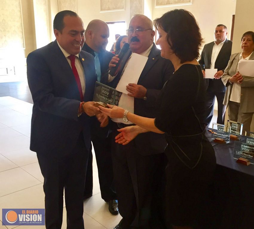 Entrega Magazine Político presea al Mérito Social a Gerónimo Color