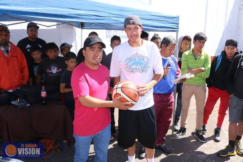 Edil de Coeneo inaugura torneo de básquetbol