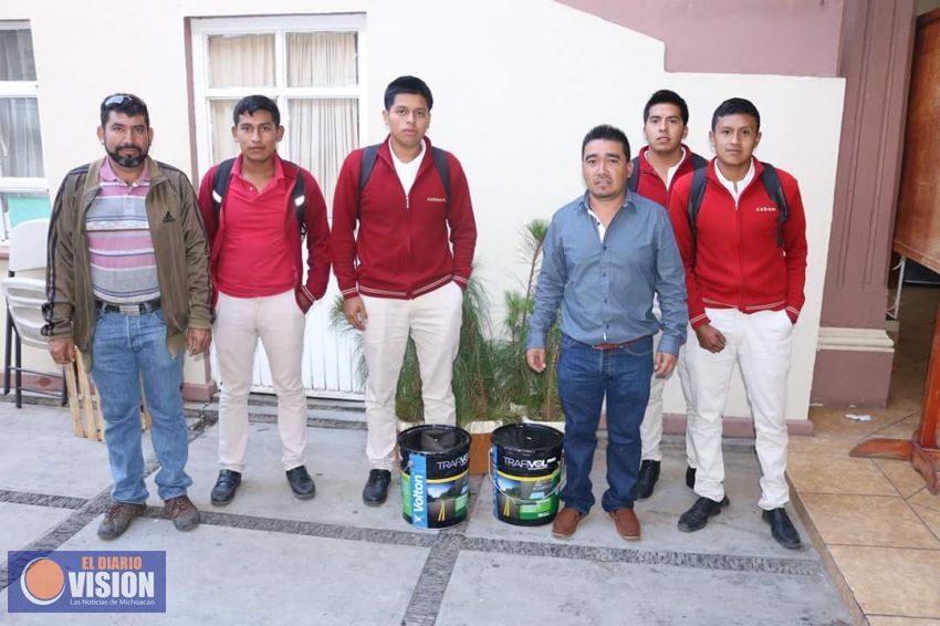 El Presidente municipal de Coeneo apoya a los alumnos del Cobaem 