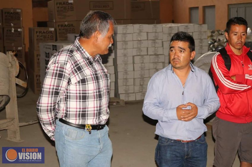 Entrega Edil de Coeneo láminas a familias damnificadas