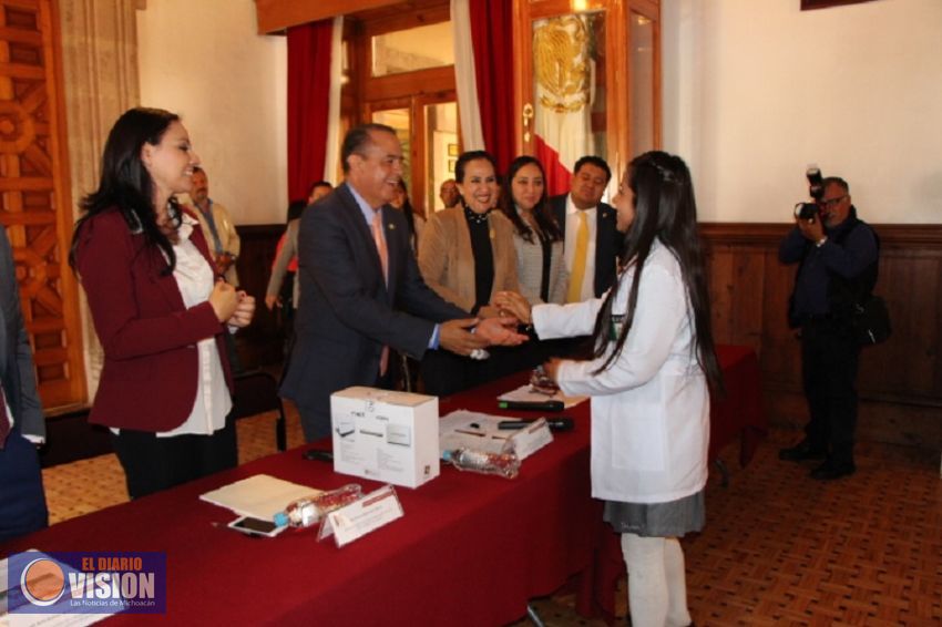 Reconocen diputados locales de Michoacán a alumnas destacadas del CECyTEM 