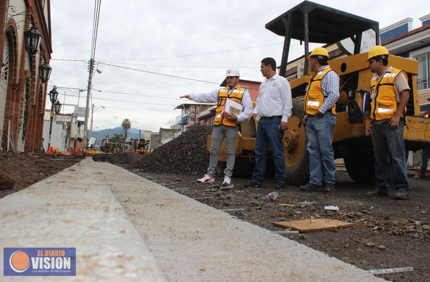 Aceleran los trabajos de pavimentación de la  Avenida Juárez en Uruapan