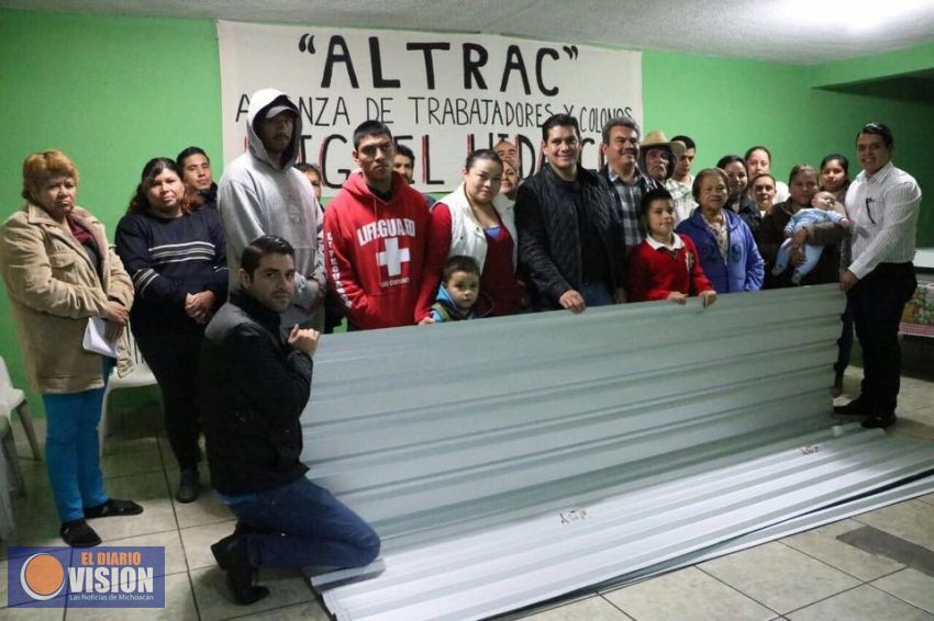 Entrega Ernesto Núñez más láminas a familias necesitadas 