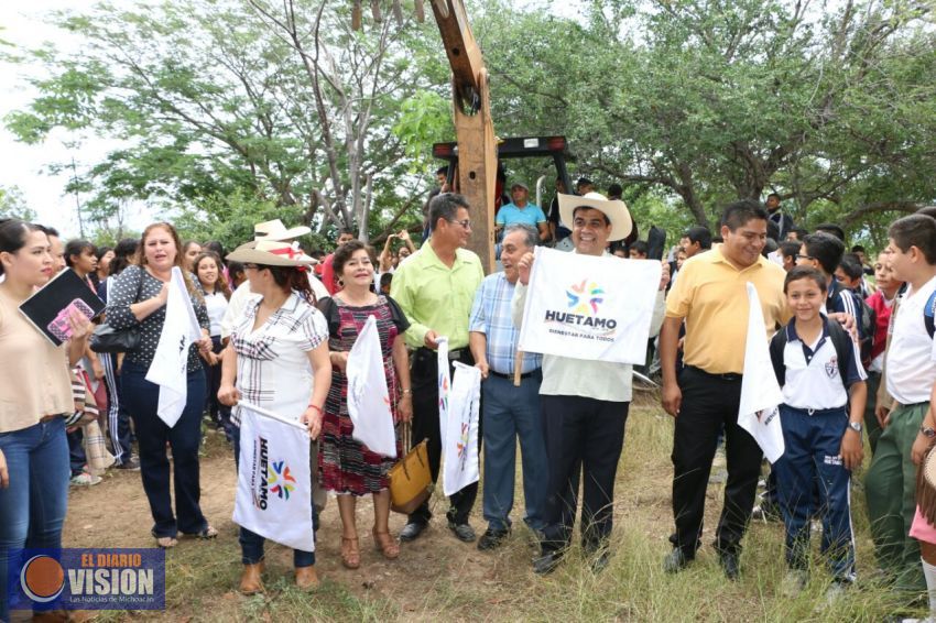 Inaugura Elías Ibarra tres redes de drenajes sanitarios y un pozo de agua en Huetamo