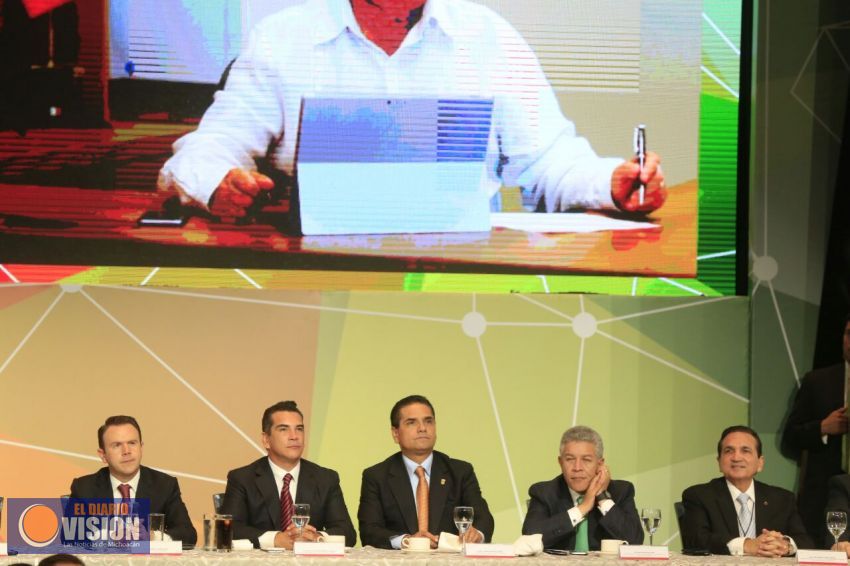 Asiste Silvano Aureoles a celebración 99 aniversario de Concanaco Servytur